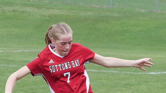 Comets, Glads tie; Norse def. Lakers