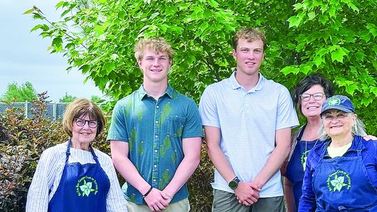 Garden club awards scholars