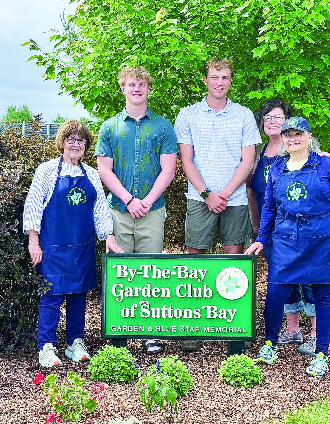 Garden club awards scholars