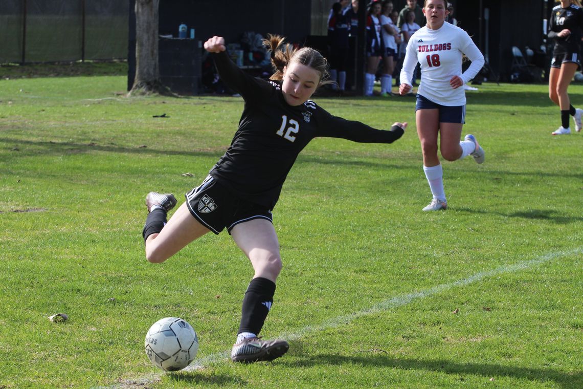 Lakers hold off Bulldogs for win