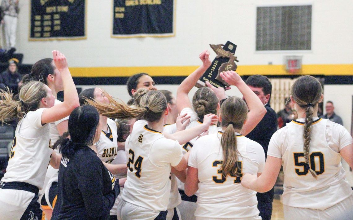 Lakers win district; fall regional semifinal