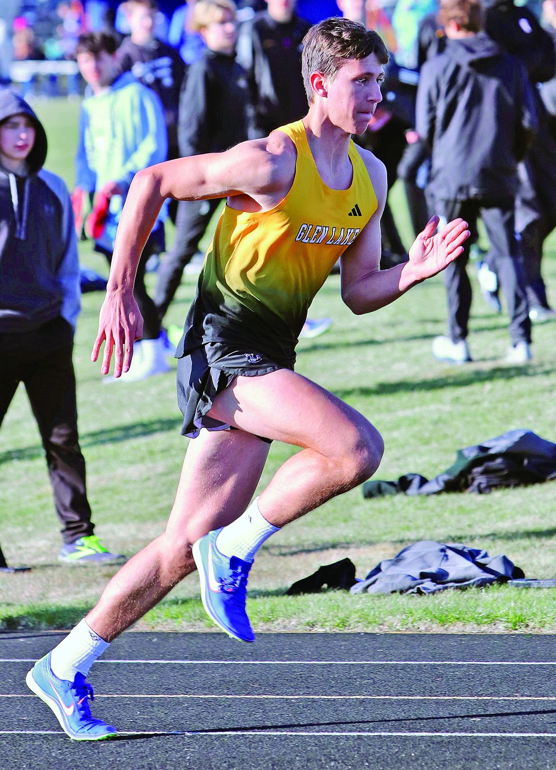 Sutherland breaks 800-meter record